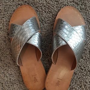 Frye “Ally” Criss Cross Grecian slides sz 8.5M